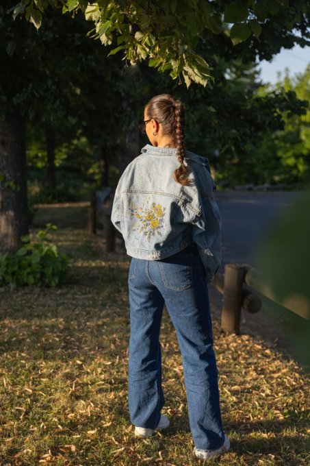 veste en jean brodée jaune et bleue 