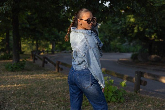 veste en jean brodée jaune et bleue 