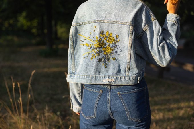 veste en jean brodée jaune et bleue 